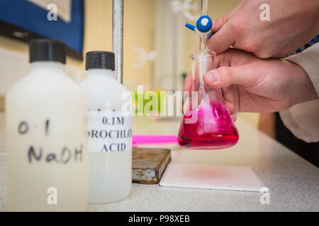 La science à l'école leçon d'UK montrant une expérience de chimie Banque D'Images