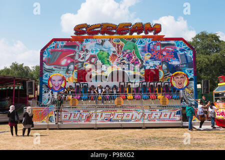 Fête foraine ride dans un parc en été à Birmingham UK Banque D'Images