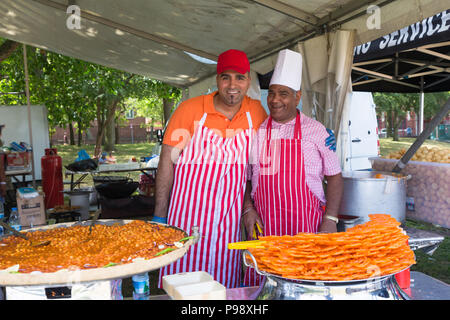 Deux chefs cuisiniers ou à un street food vendant des collations et une cuisine asiatique UK Banque D'Images