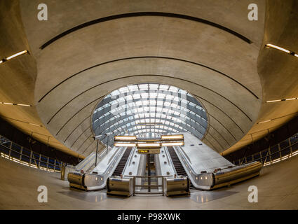 Vue grand angle des escaliers mécaniques à la station de métro de Canary Wharf à Londres Banque D'Images