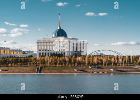 Palais présidentiel 'Ak-Orda» avec ciel bleu à travers river à Astana, Kazakhstan Banque D'Images