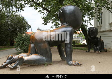 Bébés ramper par David Cerny, l'extérieur de Kampa Musée d'Art Moderne, l'île Kampa, Malá Strana (Petit quartier) Prague, Tchéquie (République tchèque) l'Europe Banque D'Images