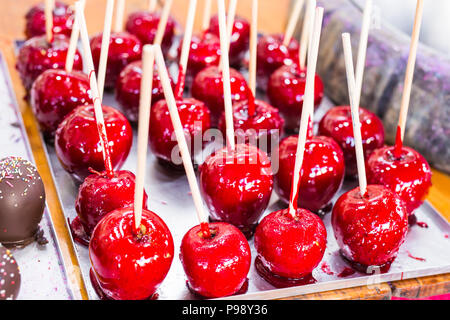 Pommes rouges sur un bâton en caramel miam miam Banque D'Images