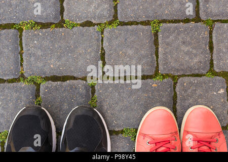 Sur les pavés sont en face de l'autre une paire de chaussures, vue du dessus Banque D'Images