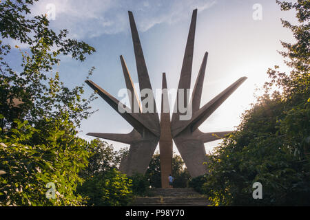 Un touriste est éclipsé par le Kosmaj Memorial complexe, une star-pointues comme monument érigé au sud de Belgrade, Serbie Banque D'Images