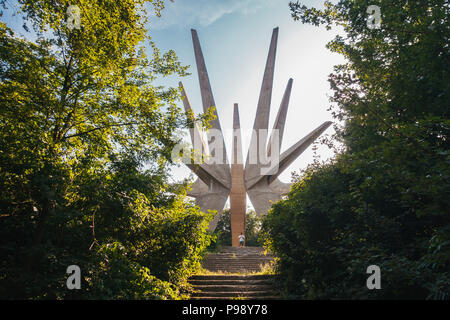 Un touriste est éclipsé par le Kosmaj Memorial complexe, une star-pointues comme monument érigé au sud de Belgrade, Serbie Banque D'Images