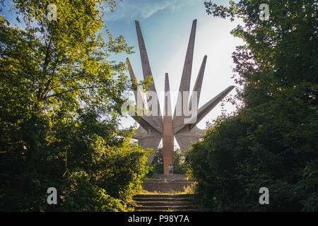 Un touriste est éclipsé par le Kosmaj Memorial complexe, une star-pointues comme monument érigé au sud de Belgrade, Serbie Banque D'Images