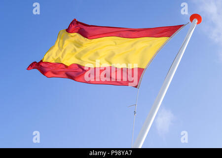 Drapeau espagnol dans le vent Banque D'Images