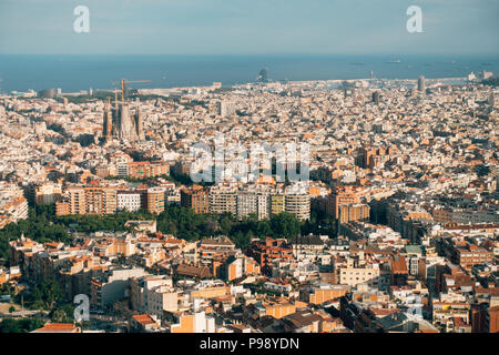 L'avis de la ville de Barcelone du Carmel Bunkers au coucher du soleil sur une claire journée d'été Banque D'Images