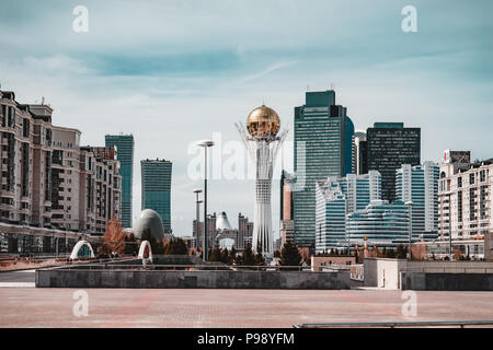 Le Bayterek Tower, une tour d'observation historique conçu par l'architecte Norman Foster à Astana, la capitale du Kazakhstan. Banque D'Images