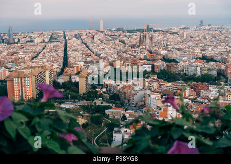 La vue sur les toits de la ville de Barcelone du Carmel Bunkers au coucher du soleil sur une belle journée d'été Banque D'Images