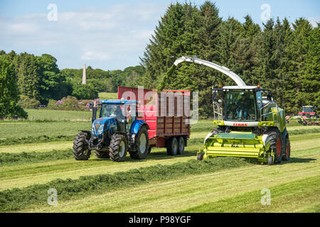 Ensilage à pleine vitesse sur l'Haddo Estate dans l'Aberdeenshire, en Écosse. Banque D'Images