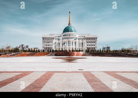 Palais présidentiel 'Ak-Orda» avec ciel bleu à travers river à Astana, Kazakhstan Banque D'Images