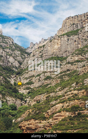 La cabine jaune sur l'AERI de Montserrat, un téléphérique qui conduit les visiteurs jusqu'au monastère de Santa Maria, en Catalogne Banque D'Images