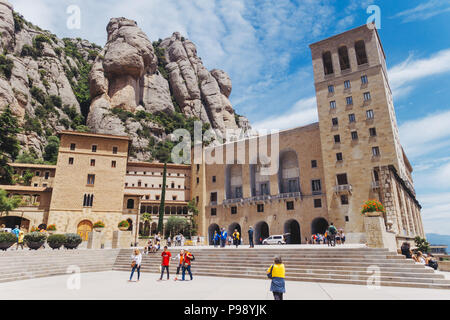 Les touristes à l'abbaye de Santa Maria de Montserrat, un monastère dans la gamme Pre-Coastal Catalan, au nord de Barcelone Banque D'Images