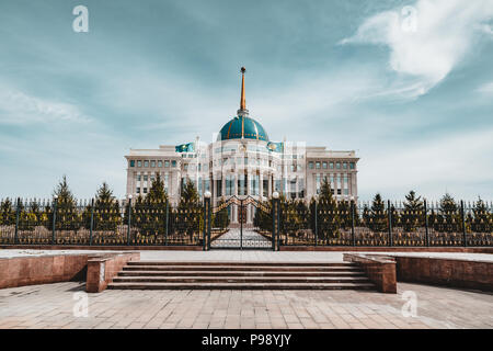 Palais présidentiel 'Ak-Orda» avec ciel bleu à travers river à Astana, Kazakhstan Banque D'Images