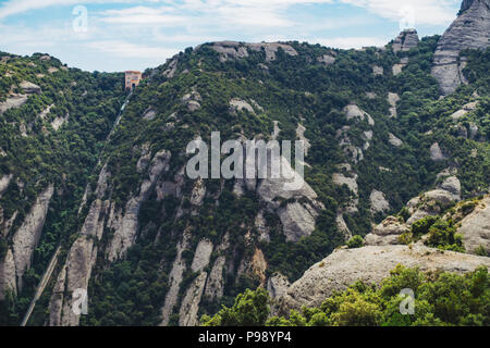 Les formations rocheuses observées en randonnée au sommet de Montserrat, Barcelone, Espagne. Le funiculaire de Sant Joan peut être vu en montant le côté gauche de la montagne Banque D'Images