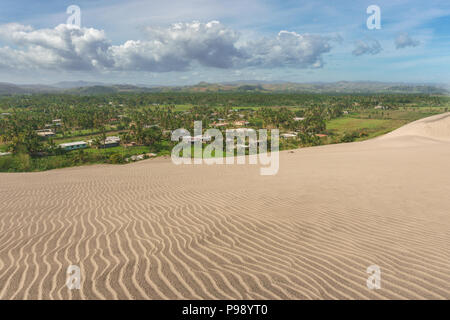 Vue depuis un sentier de randonnée au plus haut dans les dunes de Sigatoka Sand Dunes National Park, sur l'île de Viti Levu dans Fidji Banque D'Images