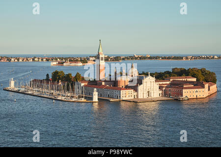 Vue aérienne de l'île de San Giorgio Maggiore et la basilique à Venise avant le coucher du soleil, de l'Italie Banque D'Images