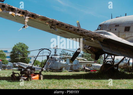 Négligé de l'ère yougoslave aéronefs en exposition dans le soleil de l'été à l'extérieur du Musée aéronautique Belgrade, Serbie Banque D'Images