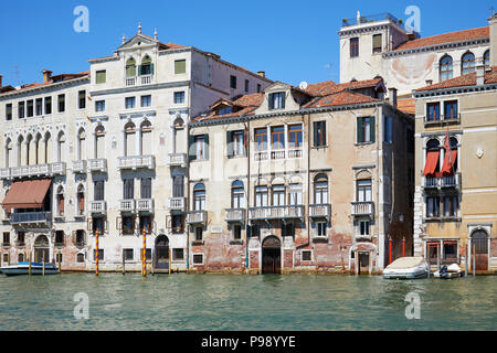 Les façades des bâtiments anciens de Venise et le grand canal dans une journée ensoleillée en Italie Banque D'Images