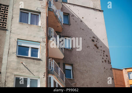 Des trous d'obus shell marque encore les murs de nombreux bâtiments et maisons à Sarajevo, Bosnie-Herzégovine, des décennies après que le siège a pris fin Banque D'Images