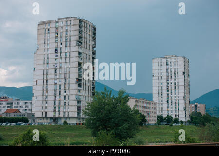Appartements rectangulaires simples dans la ville de Zenica, Bosnie-Herzégovine Banque D'Images
