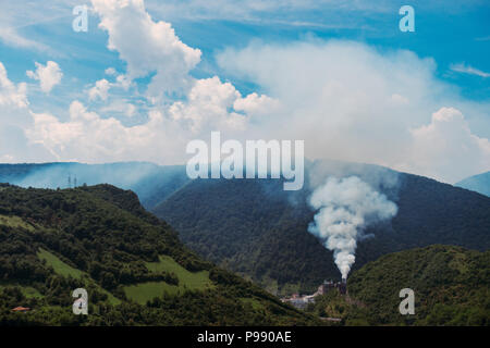 Une fonderie de métaux s'élève la fumée dans l'air clair d'été à Jajce, Bosnie-Herzégovine Banque D'Images