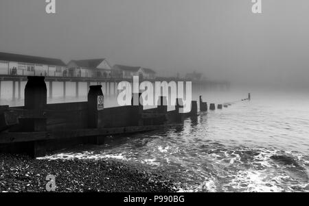 Southwold Pier dans le brouillard Banque D'Images