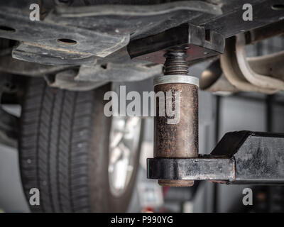 Close-up car soulever la machine en service automobile garage, sous la voiture. Banque D'Images