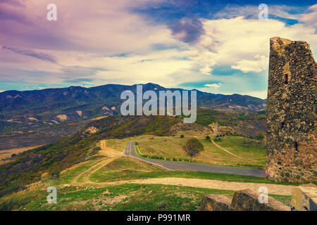 Voir la soirée de Mtskheta mountain valley de monastère de Jvari. Pays Géorgie Banque D'Images