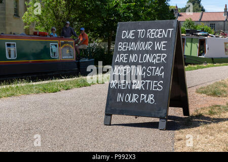 BATH, Royaume-Uni - 30 juin 2018 : un tableau de signe extérieur d'une maison publique sur le Kennet and Avon Canal notification stag et de garçon qu'ils ne sont plus tous Banque D'Images