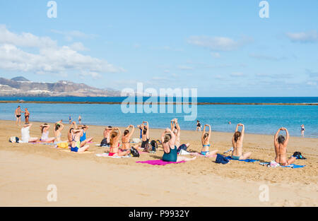 Samedi matin de yoga sur la plage Playa de Las Canteras à Las Palmas de Gran Canaria, Îles Canaries, Espagne Banque D'Images