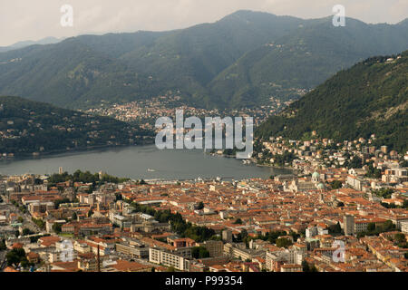 Italie,Lombardie,Ville,de Côme et du Lac de Côme vu du haut de la tour du château Baradello Banque D'Images