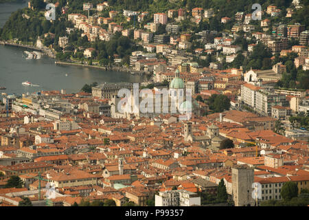 Italie,Lombardie,Ville,de Côme et du Lac de Côme vu du haut de la tour du château Baradello Banque D'Images