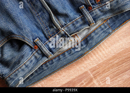 Close up/blue-jeans texture et plus de détails sur fond de bois Banque D'Images