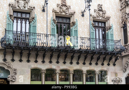 Ruban jaune accroché sur la Casa Amatller (Amatller Chambre) balcon. Des rubans jaunes sont placés tout au long de Barcelone comme un symbole de solidarité avec le Banque D'Images