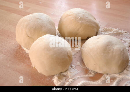 Boules de pâte à pain Pizza prouvant Banque D'Images