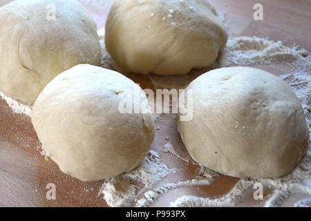 Boules de pâte à pain Pizza prouvant Banque D'Images