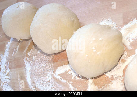 Boules de pâte à pain Pizza prouvant Banque D'Images