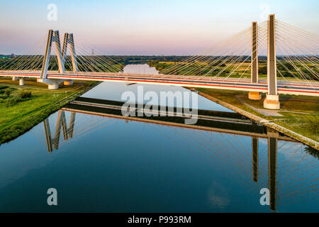 Chambre double moderne nouveau pont à haubans sur la Vistule à Cracovie, Pologne, et son reflet dans l'eau. Une partie de la bague d'autoroute autour de Cracovie sous Banque D'Images