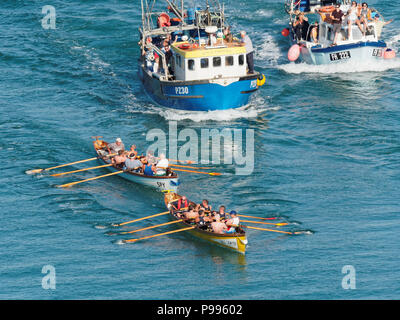 Pilote traditionnel Concert concours d'aviron pour Atkinson,Trophée de la rivière Gannel à Port de Newquay, Royaume-Uni, Juillet 14th, 2018 Robert Taylor/Alamy Live News. Newquay, Banque D'Images