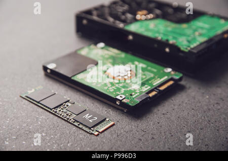 Durs disposés sur une table en pierre symbolisant le développement de la technologie du disque dur SSD à Banque D'Images