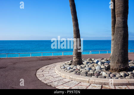 Promenade des Anglais avec des palmiers en mer Méditerranée sur la côte d'Azur dans la ville de Nice, France, paysages de vacances d'été. Banque D'Images