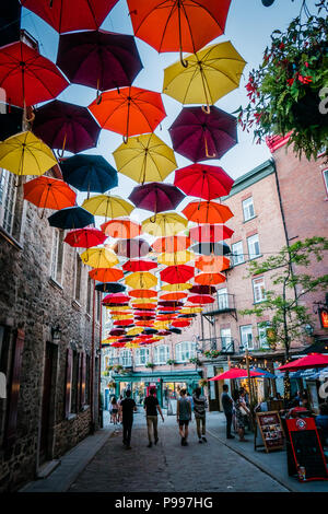 Décoration extérieur parasols colorés basse-ville de Québec Canada Banque D'Images