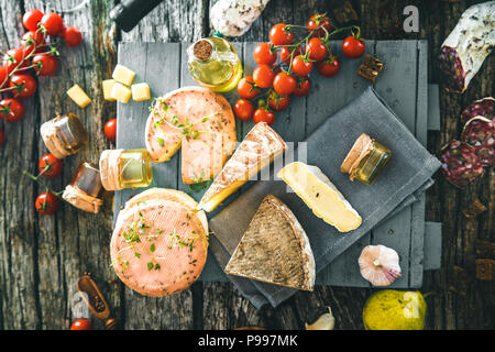 Le fromage et le salami. Variété de charcuterie. Fromage sur le bois. Types de fromage et charcuterie Banque D'Images