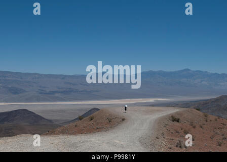 Woman walking away. L'homme s'éloigner. Ouvrez une vue panoramique sur les montagnes et la vallée Banque D'Images