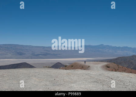 Woman walking away. L'homme s'éloigner. Ouvrez une vue panoramique sur les montagnes et la vallée Banque D'Images