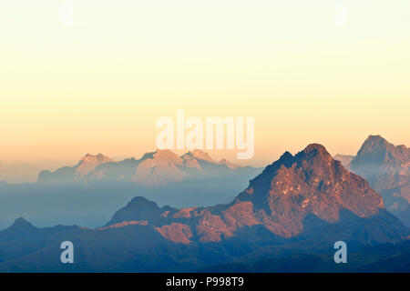 La montagne au coucher du soleil vu de la Snowy Huaytapallana Banque D'Images