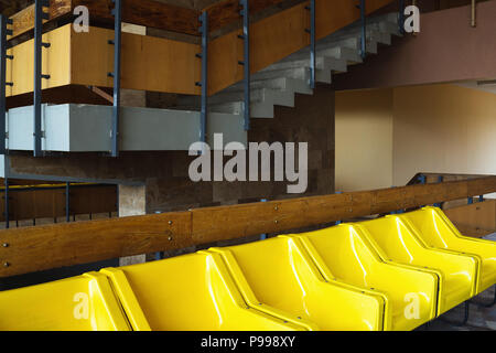 Abstrait moderne avec des chaises d'intérieur jaune. Les zones urbaines et architecture futuriste. Banque D'Images